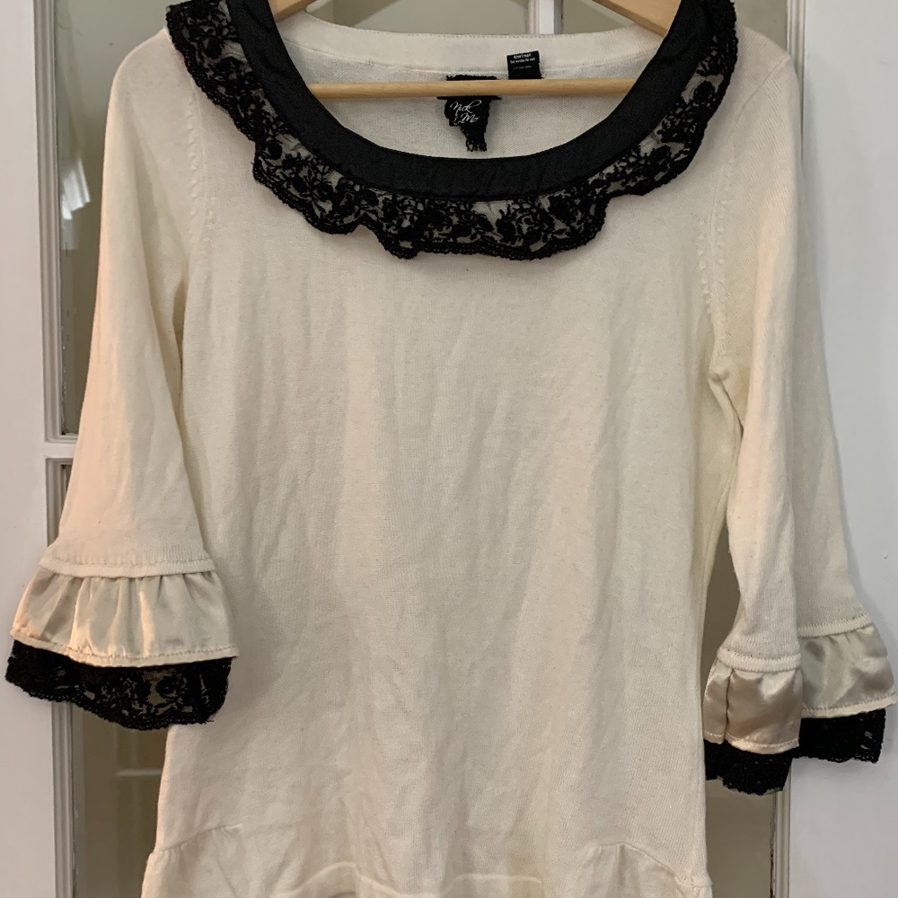 Nick & Mo Cream Sweater size Medium bell sleeve black lace cream satin trim